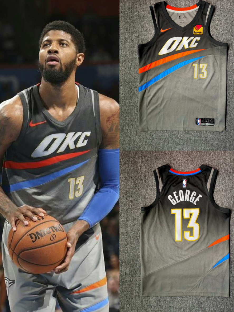 俄克拉荷马雷霆训练开放日，转会期豪取连胜引欢呼，社区盾在即，身体对抗强度拉满的简单介绍